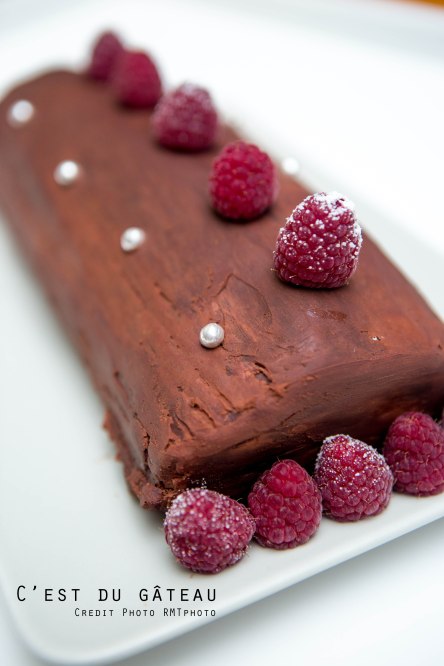 Bûche, Noël, chocolat, framboise, eau de vie de framboise, confiture de framboise, crème de framboise, atelier des chefs, larousse du chocolat, pierre hermé, recette, dessert de fête